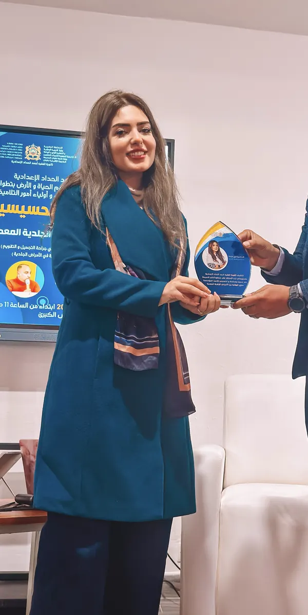 Dr Farah Marraha recevant une distinction